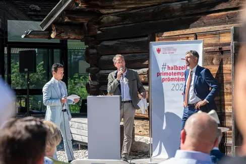 Ressortdirektor André Comploi, Schulamtsleiter Heinrich Videsott und Landesrat Daniel Alfreider gingen bei der #halbzeit-Pressekonferenz am 28. Juli in Wolkenstein auf Maßnahmen zugunsten des ladinischen Bildungswesens ein. (Foto: LPA/Fabio Brucculeri)