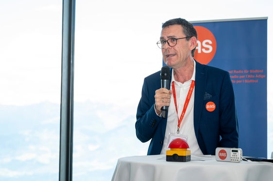 Il presidente Peter Silbernagl ha dato il benvenuto agli ospiti a Plan de Corones in occasione della cerimonia per il 50° anniversario della RAS. (Foto: USP/Fabio Brucculeri)