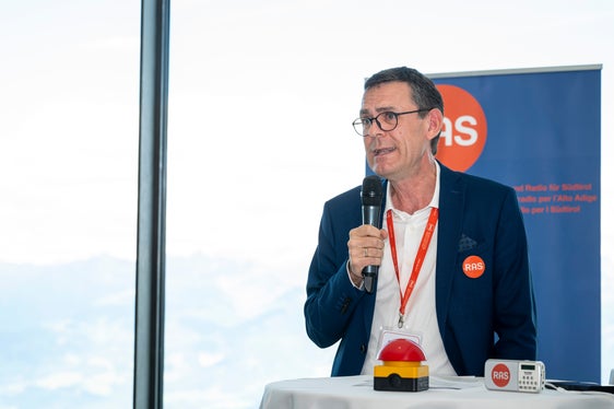 Präsident Peter Silbernagl begrüßte am Kronplatz die Gäste zu der Feier zum 50-jährigen Bestehen der RAS. (Foto: LPA/Fabio Brucculeri)