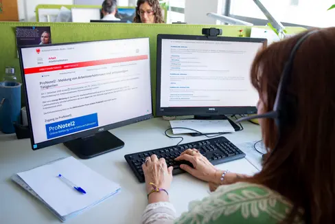 Berufserfahrung zahlt sich aus: Wer beim Eintritt in die öffentliche Verwaltung mindestens zwei Jahre einschlägige Berufserfahrung vorweist, kann, sofern diese einen Mehrwert darstellt, mit einem höheren Einstiegsgehalt rechnen. (Foto: LPA/Fabio Brucculeri)