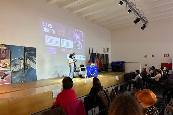 Le fake news e la disinformazione sono molto diffuse su Internet: è stato sottolineato durante l'evento EU vs Disinfo al Liceo Carducci. (Foto: Europe Direct)