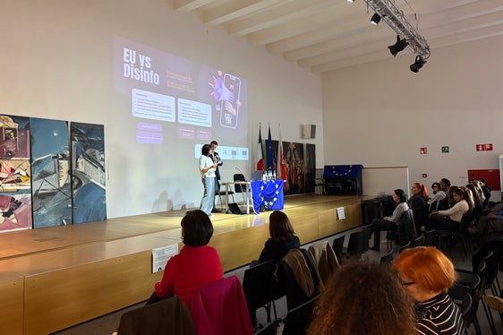 Le fake news e la disinformazione sono molto diffuse su Internet: è stato sottolineato durante l'evento EU vs Disinfo al Liceo Carducci. (Foto: Europe Direct)