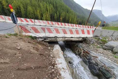 Il ponte Patscheid sulla strada provinciale 49 tra Curon e Melago, attualmente assicurato con elementi di cemento, è in fase di ricostruzione. (Foto: Ufficio tecnico strade ovest)