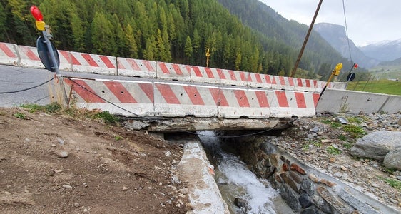 Die derzeit mit Betonelementen gesicherte Brücke Patscheid auf der Landesstraße zwischen Graun und Melag wird neu gebaut.(Foto: LPA/Amt für Straßenbau West)