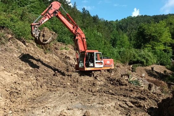 Eine Gruppe der Berufsfeuerwehr Bozen hatte nach dem Hochwasser im Mai mit Baggern Verbindungsstraßen in der hügeligen Landschaft zwischen den Fraktionen in der Gemeinde Tredozio in der Provinz Forlì – Cesena freigeschaufelt und so die Anbindung wieder ermöglicht. (Foto: LPA/Berufsfeuerwehr Bozen)
