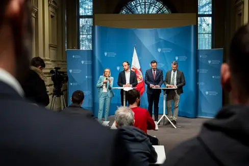 Gli aumenti salariali per il personale scolastico perseguono un obiettivo chiaro, come indicato nel programma di Governo della Giunta provinciale: i lavoratori del settore dell'istruzione devono guadagnare sensibilmente di più. L'assessora provinciale al Personale Magdalena Amhof e gli assessori provinciali all'Istruzione Philipp Achammer, Marco Galateo e Daniel Alfreider (da sinistra a destra) hanno presentato le linee guida a questo proposito in una conferenza stampa tenutasi al termine della seduta della Giunta provinciale. (Foto: USP/Fabio Brucculeri)