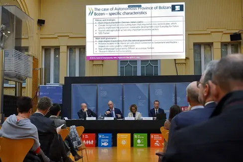 Un momento dell'affollata presentazione odierna del rapporto sulla performance di sostenibilità dell'Alto Adige. Il report di 90 pagine è stato redatto sotto la direzione dell'OCSE, in collaborazione con gli stakeholder locali (Foto: ASP/Fabio Brucculeri)