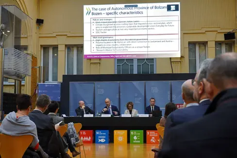 Volles Haus bei der Vorstellung des ersten ganzheitlichen Nachhaltigkeitsberichts des Landes Südtirol: Der Bericht ist in einjähriger Projektarbeit in Zusammenarbeit mit der OECD und den Vertretenden von Landesverwaltung, Gemeinden, Euregio sowie rund 100 Stakeholdern aus allen Bereichen der Gesellschaft erarbeitet worden. (Foto: LPA/Fabio Brucculeri)