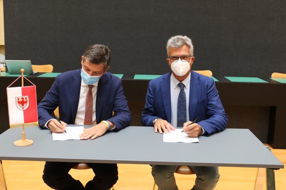 Il contratto di servizio tra la Provincia e SASA Spa è stato firmato oggi (1 ottobre) dall'assessore alla mobilità, Daniel Alfreider, e dal presidente della Sasa, Francesco Morandi (Foto: ASP)