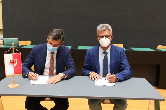 Il contratto di servizio tra la Provincia e SASA Spa è stato firmato oggi (1 ottobre) dall'assessore alla mobilità, Daniel Alfreider, e dal presidente della Sasa, Francesco Morandi (Foto: ASP)