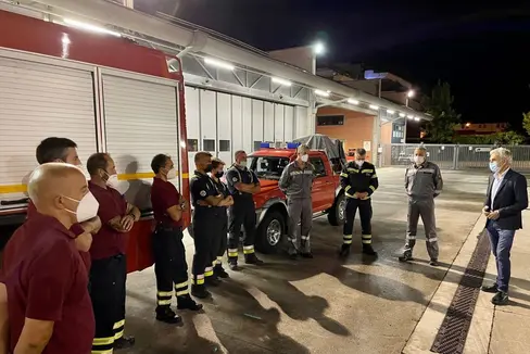 L'assessore provinciale alla Protezione civile Arnold Schuler (a dx) ha ringraziato i Vigili del Fuoco delle unità d'intervento in partenza per la Sicilia. (Foto: ASP/Diddi Osele)