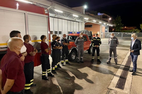 Gute Reise und guten Einsatzerfolg gewünscht: Bevölkerungsschutzlandesrat Schuler vor der Abfahrt der Feuerwehrmänner, die in Sizilien bei der Waldbrandbekämpfung mithelfen. (Foto: Landesfeuerwehrverband/Diddi Osele)