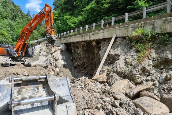 Die Wildbacharbeiter errichten unterhalb der Leitplanken eine Mauer aus Zyklopensteinen. (Foto: LPA/Landesamt für Wildbach- und Lawinenverbauung Nord)