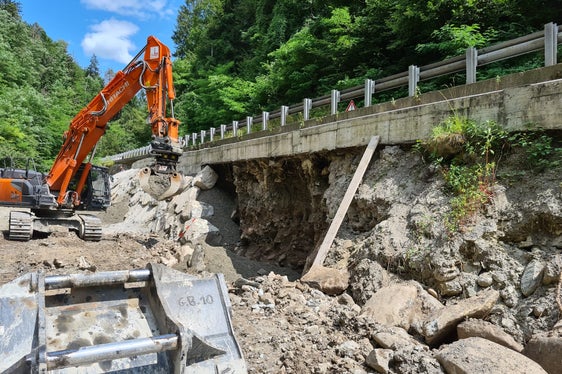 Gli operai sono al lavoro per erigere un muro di pietre ciclopiche sotto le barriere di protezione. (Foto: ASP/Ufficio Sistemazione bacini montani nord)