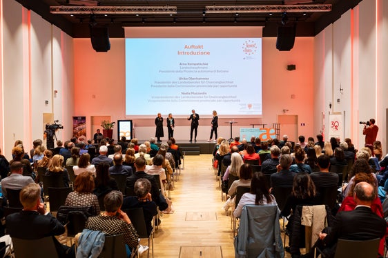 Sala piena alla firma del “Memorandum of Understanding” questa sera (19 settembre) a all'Hotel Sheraton di Bolzano. (Foto: USP/Fabio Brucculeri)
