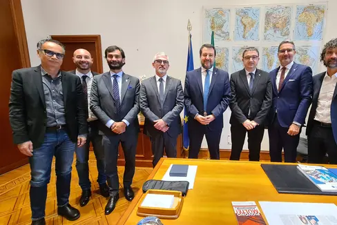 Arno Kompatscher (secondo da destra) all'incontro con il ministro e vicepremier Matteo Salvini (quarto da destra) (Foto: Ufficio stampa Regione Trentino-Alto Adige/Davide Cordua)