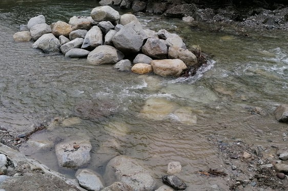 Die Bauarbeiter der Wildbachverbauung haben aus großen Zyklopensteinen acht Sohlgurten quer in das Bachbett des Eisacks bei der Plunger Säge in Oberau hineingebaut, im Bild einer davon. (Foto: LPA/Landesamt für Wildbach- und Lawinenverbauung Nord)