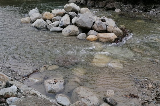 Die Bauarbeiter der Wildbachverbauung haben aus großen Zyklopensteinen acht Sohlgurten quer in das Bachbett des Eisacks bei der Plunger Säge in Oberau hineingebaut, im Bild einer davon. (Foto: LPA/Landesamt für Wildbach- und Lawinenverbauung Nord)