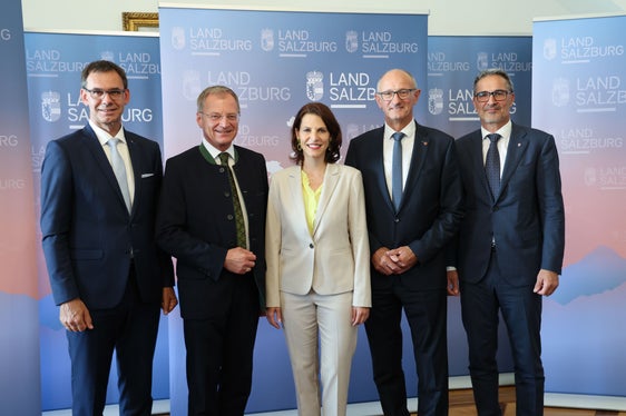 Incontro dei governatori del Tirolo, dell'Alta Austria, del Vorarlberg e del presidente della Provincia autonoma di Bolzano presso la governatrice del Land Salisburgo Karoline Edtstadler al Chiemseehof di Salisburgo. Da sinistra: Markus Wallner (Vorarlberg), Thomas Stelzer (Alta Austria), Karoline Edtstadler (Salisburgo), Anton Mattle (Tirolo), Arno Kompatscher (Alto Adige). (Foto: Land Salzburg / Franz Neumayr)