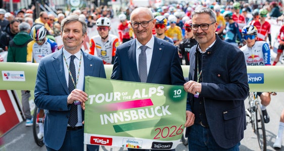 Il presidente dell'Euregio e capitano del Tirolo Anton Mattle (al centro) con il presidente della Provincia autonoma di Bolzano Arno Kompatscher (a destra) e il vicepresidente della Provincia autonoma di Trento Achille Spinelli (a sinistra) alla partenza del Tour of the Alps a Innsbruck. (Foto: Land Tirolo/Fitsch)