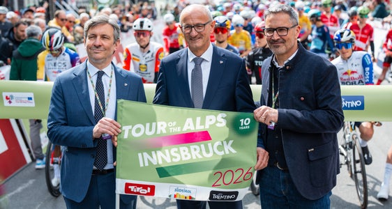 Euregio-Präsident, Tirols Landeshauptmann Anton Mattle (Mitte) mit Südtirols Landeshauptmann Arno Kompatscher (rechts) und dem Trentiner Landeshauptmannstellvertreter Achille Spinelli (links) trafen sich beim Start der Tour of the Alps in Innsbruck. (Foto: Land Tirol/Fitsch)