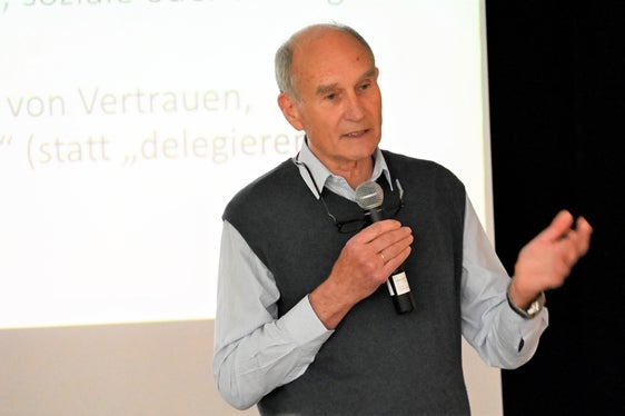 Professor Walter Lorenz von der Fakultät für Bildungswissenschaften Brixen: Soziale Herausforderungen können nur in Zusammenarbeit zwischen den verschiedenen pädagogischen Spezialisierungen und weiteren Akteuren und Akteurinnen im Umfeld bewältigt werden. (Foto: LPA/Landesdirektion deutschsprachige Berufsbildung)