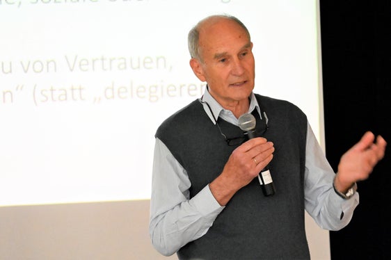 Professor Walter Lorenz von der Fakultät für Bildungswissenschaften Brixen: Soziale Herausforderungen können nur in Zusammenarbeit zwischen den verschiedenen pädagogischen Spezialisierungen und weiteren Akteuren und Akteurinnen im Umfeld bewältigt werden. (Foto: LPA/Landesdirektion deutschsprachige Berufsbildung)