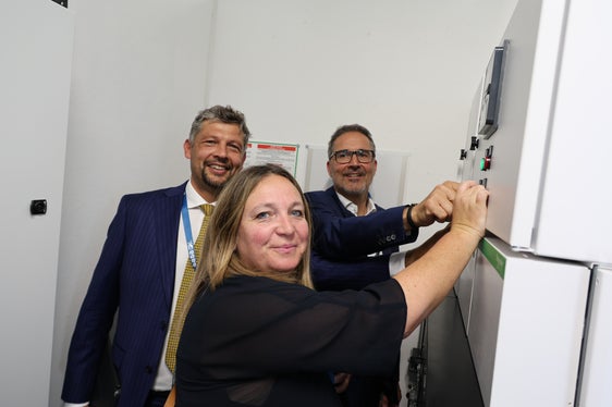 Die Präsidentin der SASA AG Astrid Kofler (im Vordergrund) mit Mobilitätslandesrat Daniel Alfreider (links) und Landeshauptmann Arno Kompatscher (rechts) bei der Inbetriebnahme der ersten landesweiten Photovoltaikanlage, die über einem Busparkplatz errichtet wurde. (Foto: LPA/Ingo Dejaco)
