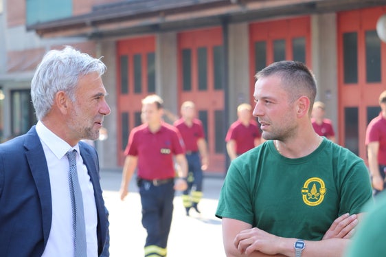 Wünsche das richtige Maß an Mut und Besonnenheit, um von den Einsätzen und Übungen immer wieder gesund zurückzukommen: Bevölkerungsschutzlandesrat Schuler mit einem der neuen Berufsfeuerwehrmänner (Foto: LPA/Maja Clara)