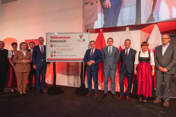 Gemeindetafeln enthüllt: (in der Mitte ab 3.v.l.) Eva Maria Posch (Bürgermeisterin Hall), Gemeindenverbandspräsident Ernst Schöpf (Tirol), LH Kompatscher, LH Platter, LH Maurizio Fugatti. (Foto: Land Tirol/Sedlak)