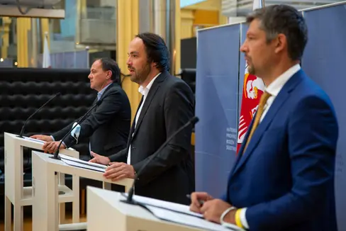 Das Schuljahr 2021/22 war ein Übergangsjahr hin zu Normalität, resümierten die drei Bildungslandesräte Vettorato, Achammer und Alfreider. (Foto: LPA/Fabio Brucculeri)