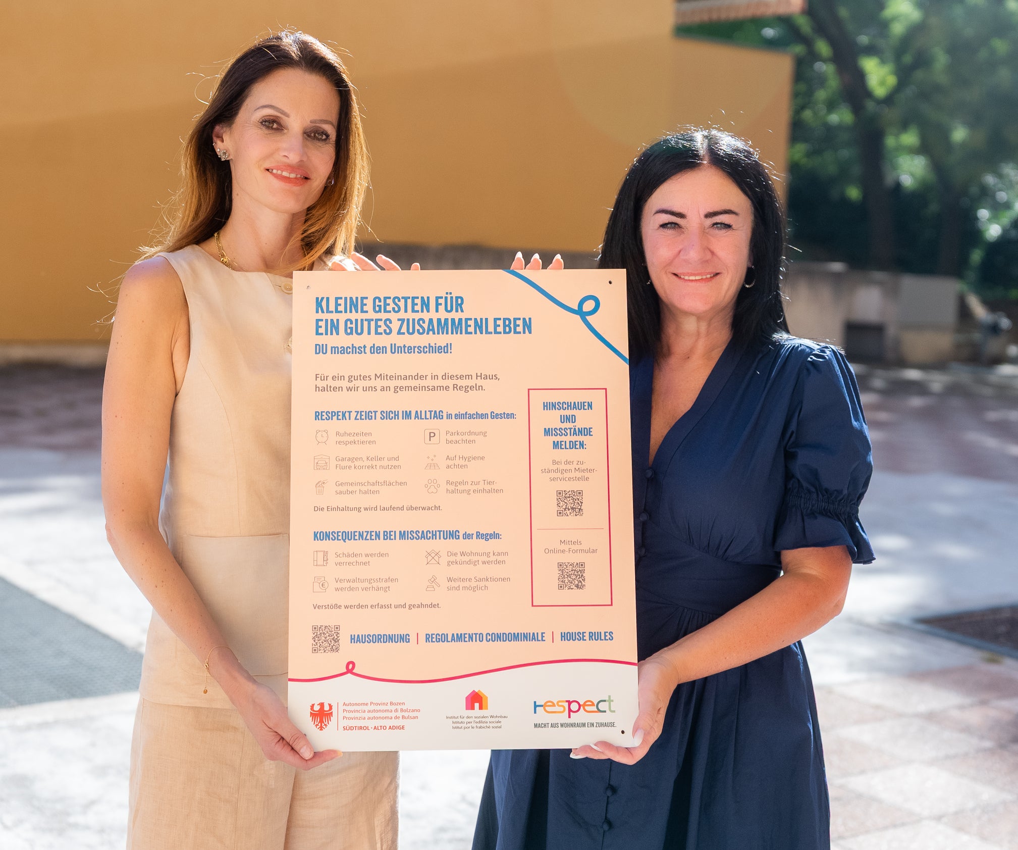 Die scheidende WOBI-Präsidentin Francesca Tosolini (im Bild links) mit Wohn- und Sicherheitslandesrätin Ulli Mair bei der Anbringung der ersten Plaketten in den WOBI-Gebäuden. (Foto: LPA/advertos)
