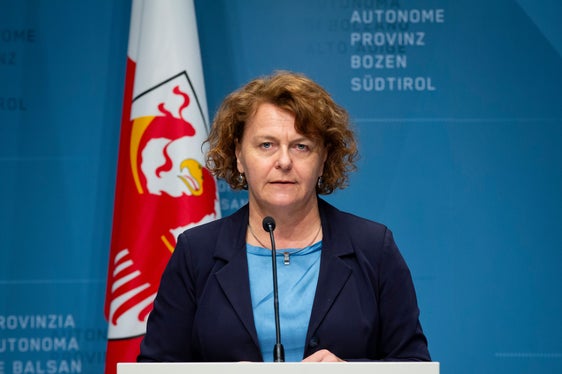 Occorre garantire la permanenza delle persone non autosufficienti al proprio domicilio il più a lungo possibile, ha detto la vicepresidente della Provincia, Rosmarie Pamer (Foto: ASP/Fabio Brucculeri)