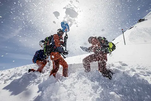 Il progetto Albina è uno dei tanti progetti realizzati nell'ambito del programma Interreg V-A Italia Austria. È l'unico sistema transfrontaliero e multilingue di informazione sulle valanghe al mondo che fornisce informazioni quotidiane sul pericolo di valanghe, oltre a temperatura, vento e altezza della neve nelle regioni montane dell'area di progetto. (Foto: USP/Servizio valanghe del Land Tirolo)