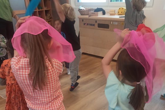 Musikschullehrerinnen und Musikschullehrer gestalten regelmäßige Bildungsangebote im Bereich Elementares Singen und Musizieren für die Kindergärten; im Bild: Kindergarten Pfatten. (Foto: LPA/Kindergarten Pfatten)