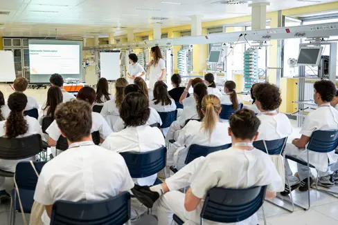 Formare oggi per avere personale qualificato domani: la Giunta provinciale ha stabilito il fabbisogno formativo di medici specialisti per il triennio dal 2027 al 2029. Complessivamente, il piano triennale prevede un fabbisogno di 385 medici specialisti. (Foto: USP/Fabio Brucculeri)