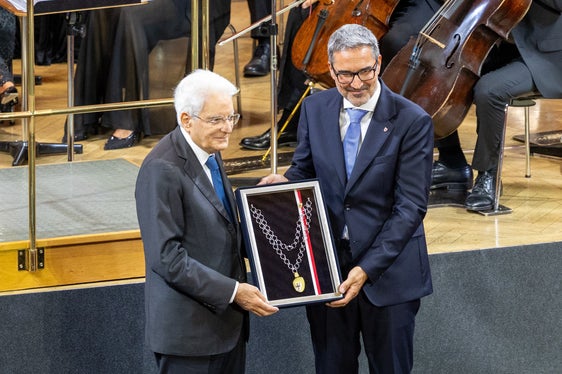 Il presidente della Provincia Arno Kompatscher (a destra) rende omaggio al presidente della Repubblica italiana Sergio Mattarella (a sinistra) in qualità di garante dell’Autonomia e grande conoscitore dell’Alto Adige, conferendogli il Grand'Ordine di merito della Provincia autonoma di Bolzano. (Foto: USP/Bernhard Aichner)