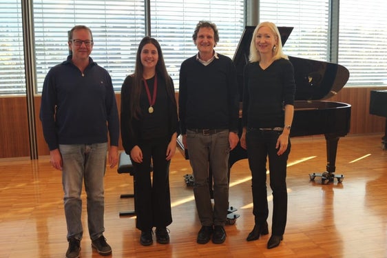 Gruppenfoto der Jury mit Schülerin Michela Nardin (Klavier-Leistungsabzeichen Gold, 2.v.l.) Gernot Hofer, Bruno Elzenbaumer, Fachgruppenleiterin Iryna Kyrylovska (Foto: LPA/Landesmusikschuldirektion)