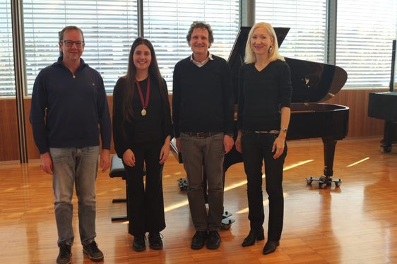 Gruppenfoto der Jury mit Schülerin Michela Nardin (Klavier-Leistungsabzeichen Gold, 2.v.l.) Gernot Hofer, Bruno Elzenbaumer, Fachgruppenleiterin Iryna Kyrylovska (Foto: LPA/Landesmusikschuldirektion)
