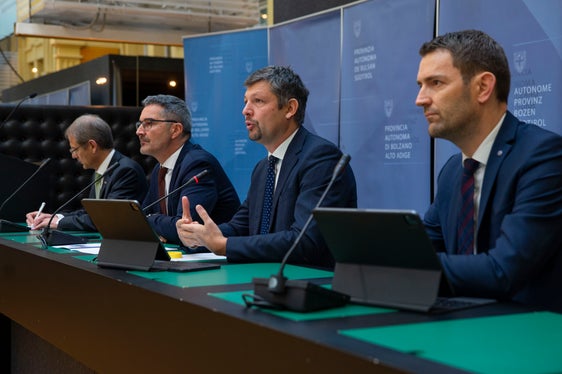 LR Alfreider (2.v.r.): Wenn wir Personen- und Warenverkehr wirklich auf die Schiene verlagern wollen und den Restverkehr nachhaltiger gestalten, müssen wir das Konzept des ‚Brenner Digital Green Corridor‘ mit Nachdruck umsetzen. (Foto: LPA/Fabio Brucculeri)