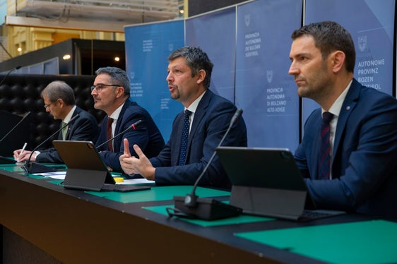 L'intervento dell'assessore alla Mobilità Daniel Alfreider, secondo da destra: Se vogliamo davvero trasferire il traffico passeggeri e merci sulla ferrovia e rendere più sostenibile il traffico rimanente, dobbiamo attuare con forza il concetto di Brenner Digital Green Corridor (Foto: ASP/Fabio Brucculeri)