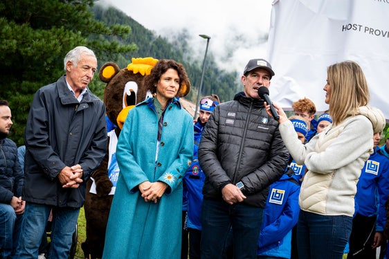 Auch die ehemaliger Wintersportprofis Gustav Thöni, Isolde Kostner und Armin Zöggeler (im Gespräch mit Claudia Messner) freuen sich darüber, dass Südtirol olympische Bewerbe beheimatet. (Foto: LPA/Fabio Brucculeri)