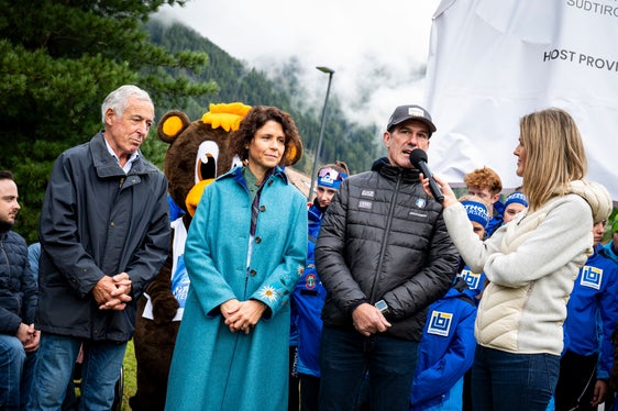Auch die ehemaliger Wintersportprofis Gustav Thöni, Isolde Kostner und Armin Zöggeler (im Gespräch mit Claudia Messner) freuen sich darüber, dass Südtirol olympische Bewerbe beheimatet. (Foto: LPA/Fabio Brucculeri)