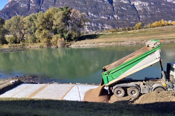 Die ausgelegte und anschließend bedeckte Tondichtungsbahn verstärkt den Hochwasserschutz. (Foto: LPA/Amt für Wildbach- und Lawinenverbauung Süd)