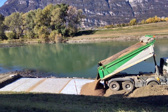 La striscia di argilla sintetica stesa e poi ricoperta rafforza la protezione contro le inondazioni (Foto: ASP/ Ufficio sistemazione bacini montani Sud)