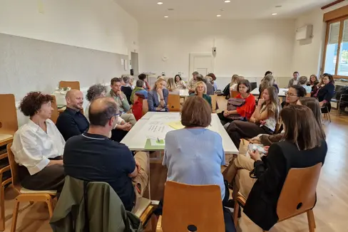 Welche Vorteile könnte ein Südtiroler Qualitätszertifikat für die Erwachsenenbildung bringen, und welche Herausforderungen wären damit verbunden? Mit diesen Fragen setzten sich die rund 80 Teilnehmenden des Tages der Weiterbildung am Nachmittag im World-Café auseinander. (Foto: LPA/Amt für Weiterbildung und Sprachen)