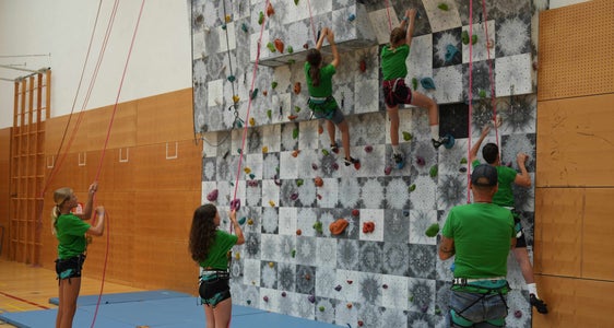 Klettern in der Halle (im Bild) war eine der Aktivitäten beim EuregioSportCamp 2025 in Mals. Auch die Ausgabe 2026 in Neustift / Stubaital wird ein abwechslungsreiches Angebot an Sport, Kultur und länderübergreifender Begegnung bieten. (Foto: Euregio/Armin Gluderer)