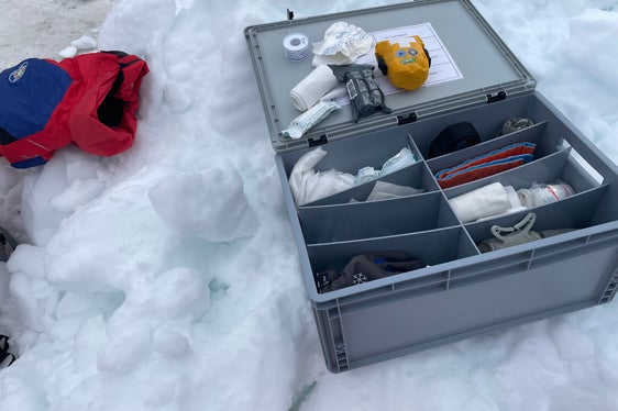 Beim Sicherheitskurs wurden auch die Grundlagen in Erster Hilfe erlernt. (Foto: LPA/Lawinenwarndienst)