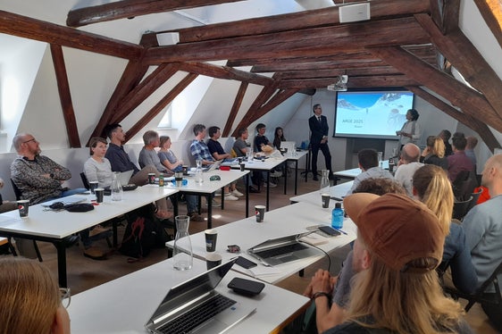 I partecipanti alla conferenza internazionale degli addetti al servizio di prevenzione valanghe, nella foto, con l'assessore alla protezione civile e presidente della Provincia Arno Kompatscher e la direttrice Michela Munari. (Foto: USP/Maja Clara)