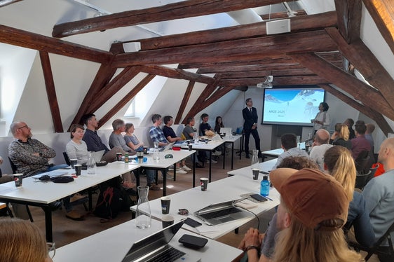 I partecipanti alla conferenza internazionale degli addetti al servizio di prevenzione valanghe, nella foto, con l'assessore alla protezione civile e presidente della Provincia Arno Kompatscher e la direttrice Michela Munari. (Foto: USP/Maja Clara)